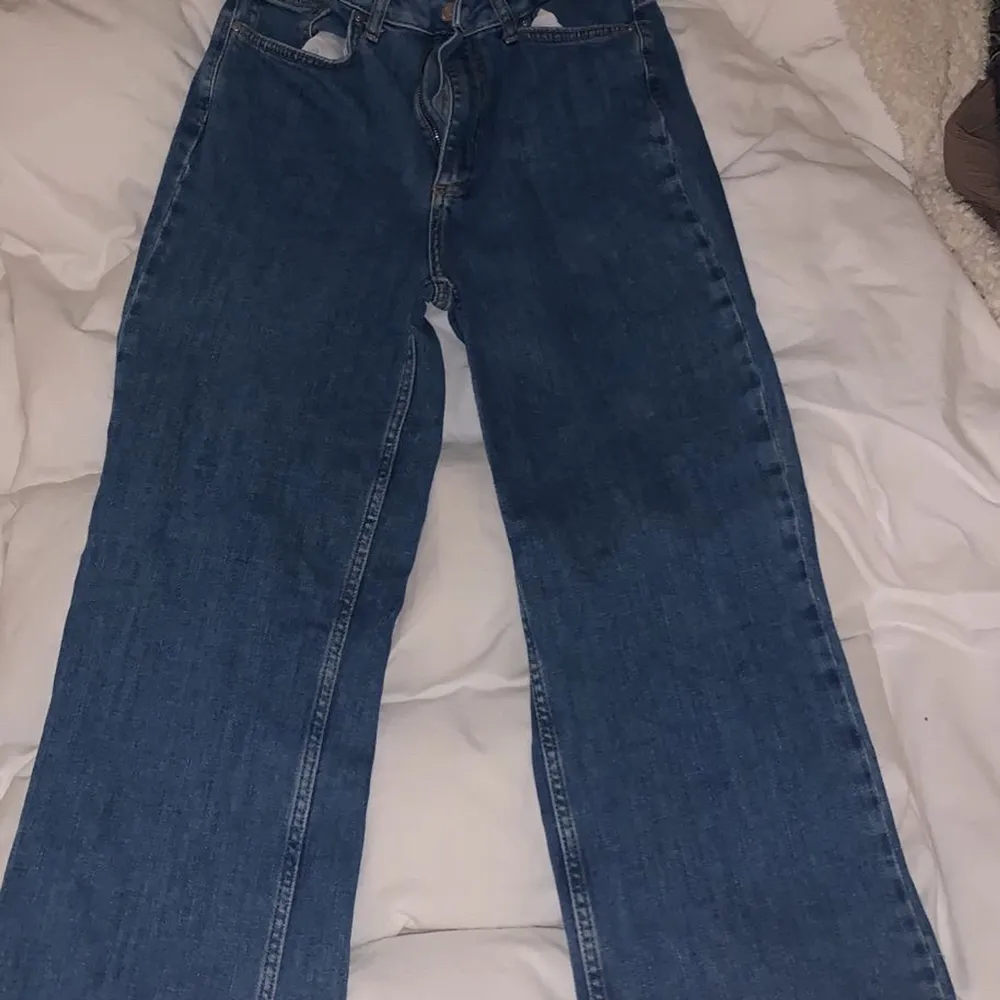 Mörkblå bootcut jeans. Använda en gång därav är lappen borta💙. Jeans & Byxor.