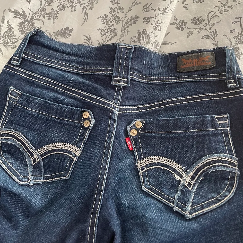 Vintage lowwaist jeans med coola detaljer, på bild 2 syns dock hur någon söm lossnat. Frakt tilkommer💕. Jeans & Byxor.