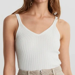 Linne - Väldigt fint linne från Gina tricot i storlek S. Har använt det ett antal gånger men finns inga fläckar eller liknande. Hör av er vid frågor eller om ni är intresserade ☺️💞