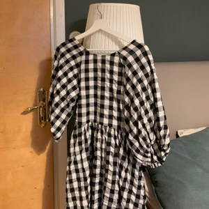 Rutig klänning - Helt oanvänd klänning i toppskick! Slutar vid knäna på mig som är 170 cm med knyte i ryggen💕 frakt tillkommer