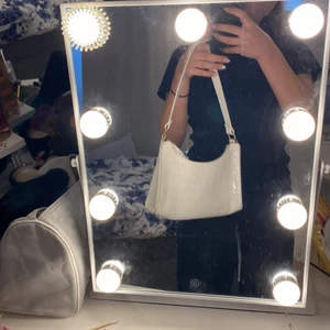 Vit väska - En jättefin väska från SHEIN!💕  Använd ca 5ggr men ändå nästan i nyskick❤️