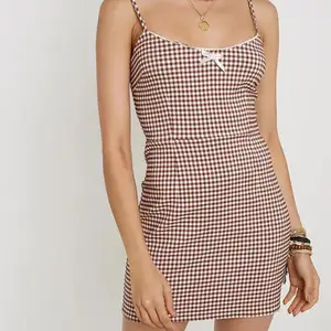 Brun Vit checkered klänning från Urban Outfitters i Storlek L.  Aldrig använd så är i helt nyskick. Perfekt nu till sommaren 🤎🤍 (2 första=lånade bilder) budgivning sker i kommentarerna! Köpare står för frakten <3