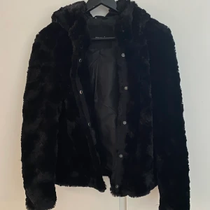 Pälsjacka - Pälsjacka från vero Moda, går inte längre att få tag på. Storlek: S Nypris: 499:- 