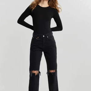 Gina Tricot 90’s high waist jeans  - Jag har använt mycket förut men nu är de förkorta det är storlek 32 och jag är 175cm lång två hål ( ett ska vara lite ” trasigt ” ) finns inga fläckar och andra skador 