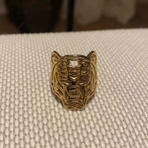 Kenzo ring  - Fin guldig ring från Kenzo. Fint skick och ganska liten i storleken. 