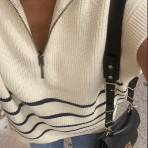 Randig tröja  - Säljer en super fin randig tröja pågrund av att den inte kommer till användning☺️ passar m,s,xs kom privat för flera bilder 