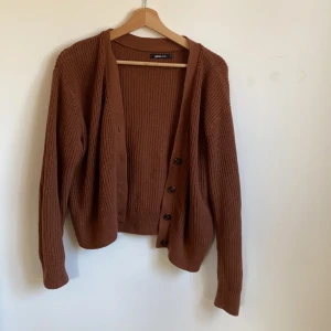 Stickad kofta  - Brun stickad kofta från Gina 