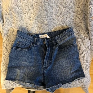 Högmidjade shorts - Mörkblåa högmidjade shorts från sande str 34