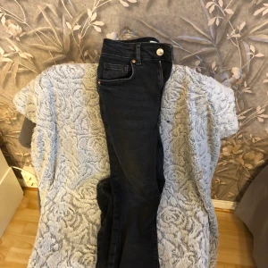 Svarta jeans - Svarta jeans från bikbok strl XS