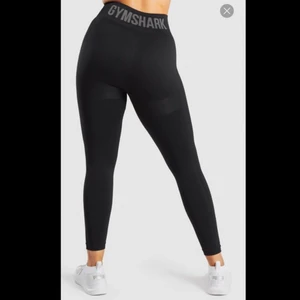 Gymshark Flex High Waisted Leggings - Som nya! Svarta Gymshark Flex High Waisted Leggings i storlek M.                                                Endast använda ett fåtal gånger eftersom storleken inte är bra för mig. 