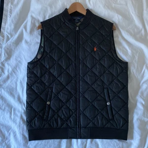 Ralph Lauren väst - Svart Ralph Lauren väst. Riktigt stilig och använts till och från och i väldigt bra skick. Barn XL men passar fortfarande mig som är drygt 180 och 75kg. Sitter som en liten M.