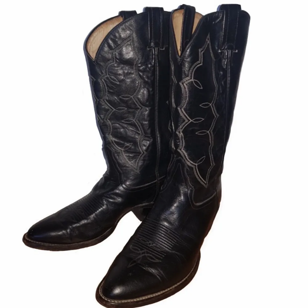 Säljer dessa fina 70-tal vintage cowboy boots köpta från en second hand butik från Texas. Sulorna finns inte med men annars är skorna i bra skick. Kan gärna skicka mer bilder. FRAKTAR INTE. Skor.