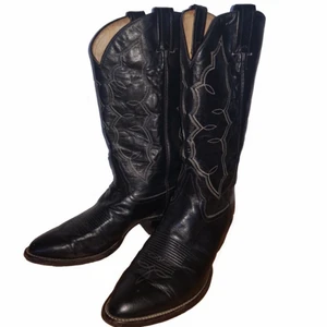 70-tal Cowboy boots från Tony Lama - Säljer dessa fina 70-tal vintage cowboy boots köpta från en second hand butik från Texas. Sulorna finns inte med men annars är skorna i bra skick. Kan gärna skicka mer bilder. FRAKTAR INTE
