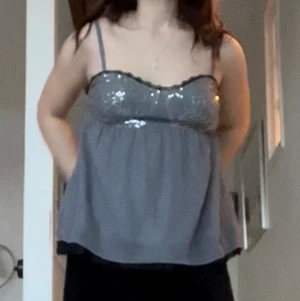 blus paljetter💕 - jättefint linne/blus i grå färg med svata spetsdetaljer och paljetter på bysten. så fint och gulligt men säljer då det inte riktigt är min stil längre. den är i felfritt skick och storlek 36/S. axelbanden är justerbara efter smak och passform. skriv gärna om ni har frågor eller vill se fler bilder. ❤️❤️