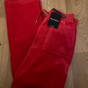 Röda juicy couture byxor - Lägger ut igen, helt nya röda juicy couture byxor i storlek xs, endast haft på mig dom för att ta bilder 1 gång. Eftertraktade och slutsålda. Jag är 161cm men är långa på mig så passar även längre personer. Skriv för mer bilder ❤️ Bud på 1125kr.  köp direkt för 1200kr. Budet är bindande! Spårbar Frakt på 66kr tillkommer