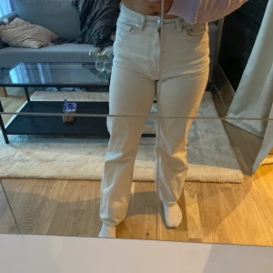 Vita straight leg med medelhög midja🤍 - Byxor från weekday som formar benen jättefint och har en medelhög midja, byxorna är i jättefint skick då jag användt dem sparsamt, har alldeles för många och behöver rensa!🤍