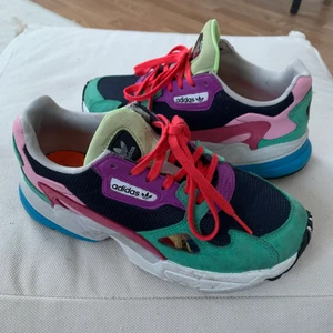 Adidas falcone - Adidas falcone st 37. Lite smutsiga men ej slitna