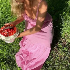 Intressekoll - Intressekoll på världens finaste klänning från gina tricot( slutsåld). Endast använd några få gånger. Storlek M men passar nog allt från S-L, säkert större och mindre också då den är väldigt stretchig. Intressekoll och säljer endast vid bra bud då jag verkligen älskar den☺️☺️( alla bilder är lånade, det är samma klänning som de 2 första bilderna! 3 bilden är en liknande klänning för att visa hur den sitter på)            !! köparen står för frakten!!