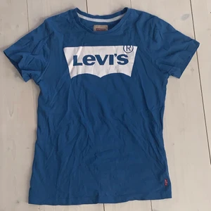 Levis t-shirt - Blå Levis T-shirt, köparen står för frakten