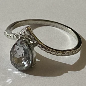 Ring - Silverring med en kristall.