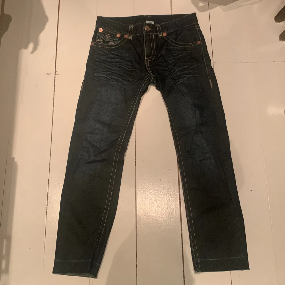 Ett par true religion byxor. Dessa byxor har jag förlängt men är fof i bra skick och har används endast några få gånger. Midjemått = 43cm Innerbenslängd = 72cm Ytterbenslängd = 102cm. Jeans & Byxor.