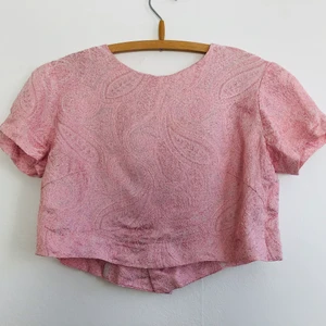 Rosa croptop, vintage!  - Jättefin blus med knappar framtill. Ingen info om material och storlek men gissar på XS/S. Längd: 37 cm.