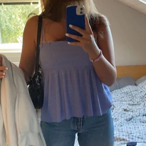 Blå topp - Så gulligt å najs linne från mango  😍 köpt i somras, använd men i gott skick! 