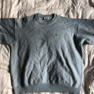 Vintage Lacoste Tröja - Skitsnygg vintage Lacoste stickad tröja, ljusblå med inga märken alls, vill helst inte sälja denhär då den passar perfekt men behöver pengarna, kom gärna med bud eller liknande frågor.