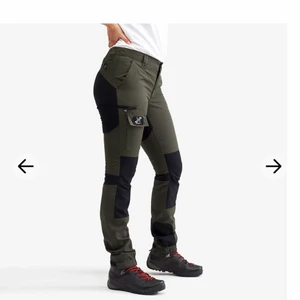 Friluftsbyxor från RevolutionRace - Mossgröna byxor från revolutionrace. Orginalpris: 799kr