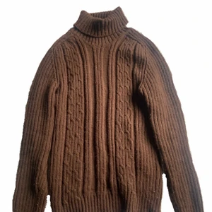 Brun kabelstickad polotröja  - Brun stickad tröja som är så så fin och perfekt till våren! Älskar den men använder aldrig😭 skriv för fler frågor❤️