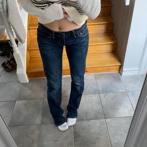 Lågmidjade Levis  - Lågmidjade levisjeans i fint skick, storlek 30:34! 