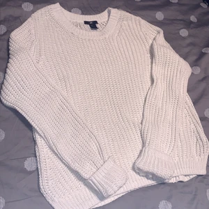 Stickad vit tröja  - En stickad vit tröja i nyskick, köpt från H&M. Storlek M/38-40. 50kr om vi möts upp, annars 80kr.