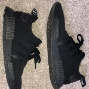 nmd r1 pk japan boost triple black - Säljer ett par välidgt limiterade skor, nmd r1 pk japan boost triple black. Även blivit lagade av en skomakare på ena skon men och själva japanska märket är väldigt slitet. Tar bud och mm