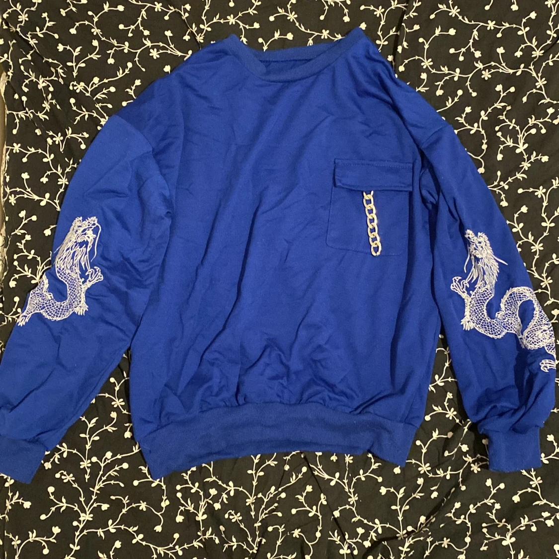 Blå tröja med fina detaljer