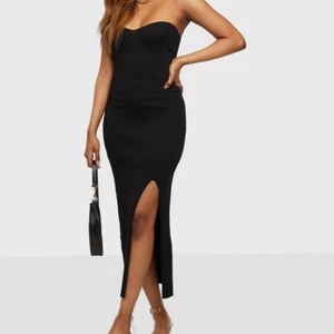 Kläning - Svart Pia knitted kläning, passar bra för utekvällar/festar🤍storlek S men passar också bra för M och L!skriv för fler bilder💞