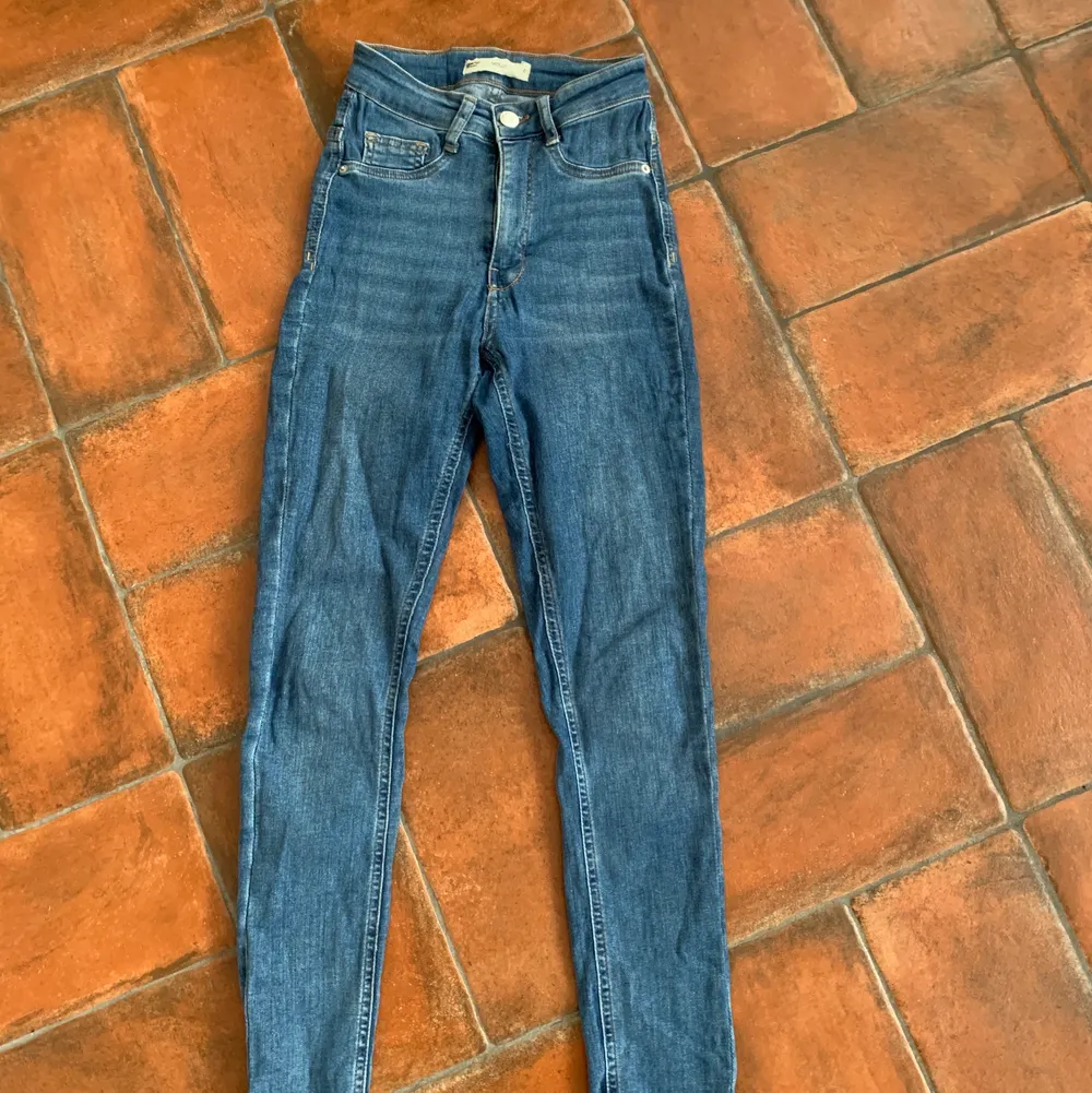 Blåa Molly jeans från Gina. Jättebra skick! Originalpris 299kr och nypris 150kr. Jeans & Byxor.