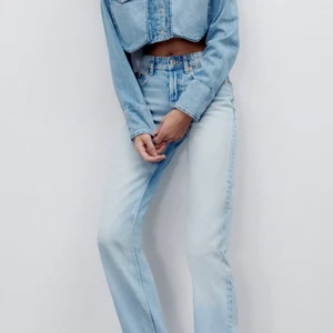 Zara mide Rise jeans  - Säljer nu mina zara mide raise då dom inte riktigt kommer till användning, använt dem fåtal gånger så dem är inte sönder någonstans eller har några slitningar, om det är flera intresserade så blir det budgivning❤️