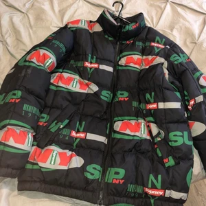 Supreme  - Säljer denna Supreme jacka som är reversible! Storlek L men passar även M, jag är xxs så den blir oversized! 