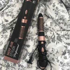 Värmeluftsborste - Värmeluftsborste, använd 1 gång. Säljs då den tyvärr inte kommer till användning hos mig. Lådan samt manual medföljer. Du kan reglera kall och varmluft på borsten samt ”blås styrka”. ❤️‍🔥Frakten är 66kr (spårbar)