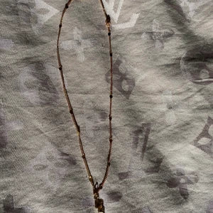 Halsband - Säljer detta super fina orm halsband. Aldrig använd och i oäkta guld. Köparen står för frakten.💞💞 Kontakta mig för fler bilder.💓