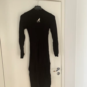 Ribbad klänning  - Ribbstickad klänning med slits strl S . Använd en gång, samarbete H&M / kangol 