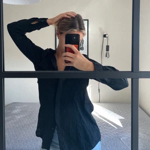 Svart linnenkjorta  - Svart linneskjorta, lite skrynklig men jättefin!! Rensar garderoben och haft denna ett tag nu.