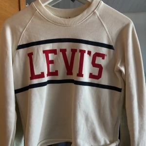 Levi's tröja - Fin vit/beige levi's långärmad lite tjockare töja. Otroligt fin, lite kortare i modellen. Köpt i Paris för cirka 600kr.