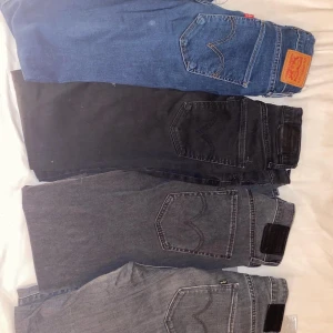 Levis jeans  - 3 första är storlek 28 och sista ljusa är 27. 300 styck eller 700 för alla