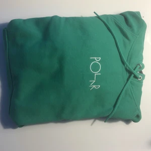 Grön Polar skate co hoodie  - Säljer nu min älskade polar skate co hoodie eftersom jag växt ur den. Den är köpt för 800 och väldigt lite använd. Passar oversized på s och som vanligt på M även fast det står att den är xs 