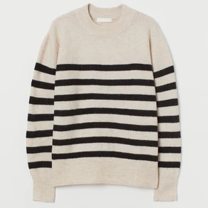 Randig tröja  - Tröja från Hm, superskön och fin, bra skick men liten maska som gått upp runt halsmudden men det syns inte. ❤️‍🩹❤️‍🩹