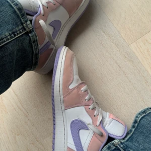 Air Jordan Arctic Punch  - Säljer ett par jätte fina Air jordans ”Arctic Punch”. Jag älskar dom hära skorna men dom passar inte riktigt min stil längre. Dom är storlek 39. Köpte igentligen för 1200kr. Om många är intresserade blir det budgivning❤️