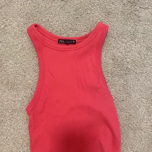 Rosa Topp  - Rosa topp från Zara!💓  Aldrig kommit till användning! Storlek Xs 