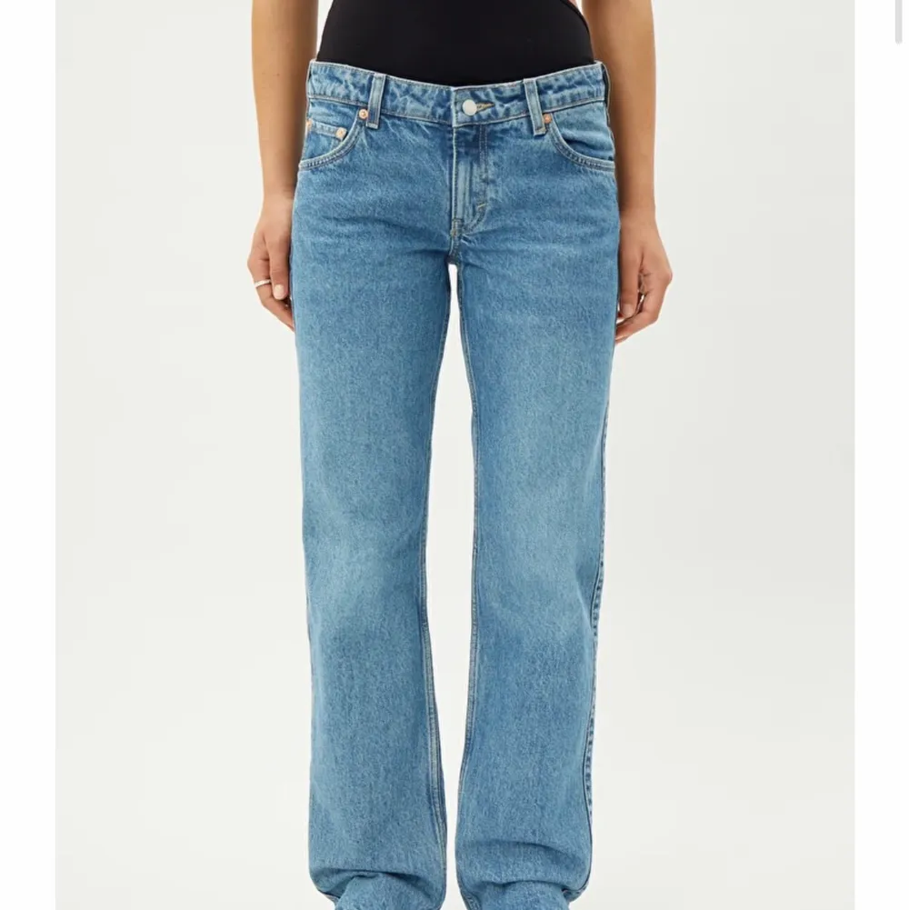 Jag säljer dessa weekday lågmidjade jeans helt nya allt är kvar. Pris lappen sitter kvar. Men då jag inte tyckte färgen på jeansen passa på mej. Aldrig använda❤️‍🔥. Jeans & Byxor.