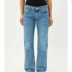 Jeans - Jag säljer dessa weekday lågmidjade jeans helt nya allt är kvar. Pris lappen sitter kvar. Men då jag inte tyckte färgen på jeansen passa på mej. Aldrig använda❤️‍🔥